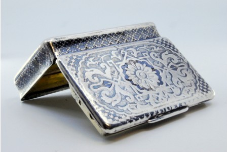  Caixa de rapé em prata nielada com interior dourado e tampa basculante.